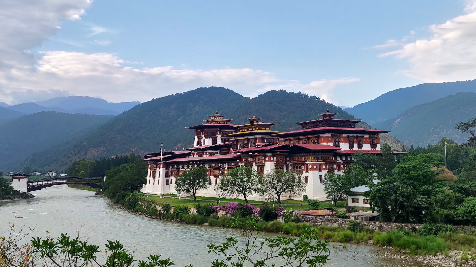 Where is Bhutan?-the secrets of the kingdom in the Himalayas